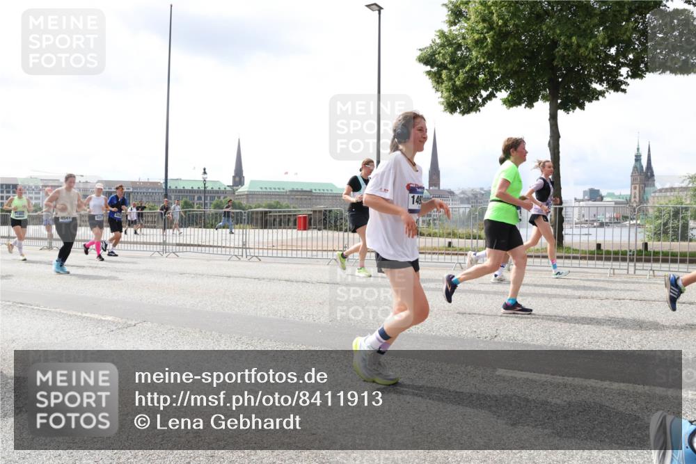29.06.2025 - hella hamburg halbmarathon Lena Gebhardt http://msf.ph/oto/8411913 29.06.2025 10:41:54 Lombardsbrücke 4541, 885, 149, 1039, 1314, 1509, 1536, 1623, 1648, 1712, 1752, 2145, 2153, 2258, 2523, 2974, 3276, 3326, 3344, 3459, 3460, 3568, 3623, 4329, 4415, 4541, 4610, 4735, 4736, 4787, 4885, 5432, 5671, 6136, 6137, 6153, 6320, 6430, 6436, 6450, 6618, 6837, 6846, 7022, 7023, 7477, 7955, 7968, 8004, 8162, 8163, 8300, 8301, 8443, 8848, 8897, 8908, 9008, 9223, 9467, 9588, 10027, 10348, 10483, 10623, 11011, 11166 meine-sportfotos.de