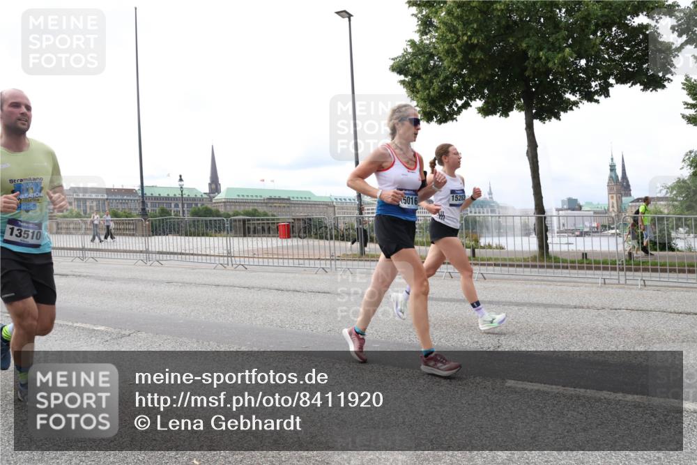 29.06.2025 - hella hamburg halbmarathon Lena Gebhardt http://msf.ph/oto/8411920 29.06.2025 10:25:32 Lombardsbrücke 2025, 5016, 13510, 15283, 1093, 1305, 1481, 1627, 2000, 2278, 3343, 3765, 3920, 3961, 3963, 4378, 5028, 5564, 5814, 6869, 8083, 8881, 8962, 9811, 9927, 10104, 10845, 10846, 11157, 11662, 11699, 11921, 12074, 12505, 13510, 13653, 13842, 14086, 14649, 14936, 15016, 15119, 15153, 15283, 15679, 16289, 16354, 16381, 16421, 16422, 16927 meine-sportfotos.de