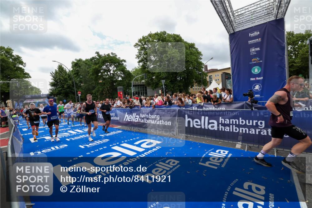 29.06.2025 - hella hamburg halbmarathon Zöllner http://msf.ph/oto/8411921 29.06.2025 10:46:20 Ziel 1569, 1600, 2048, 2590, 3056, 4949, 6388, 6691, 8142, 9497, 10796, 11094, 14200, 14262, 17190, 18118, 18797 meine-sportfotos.de