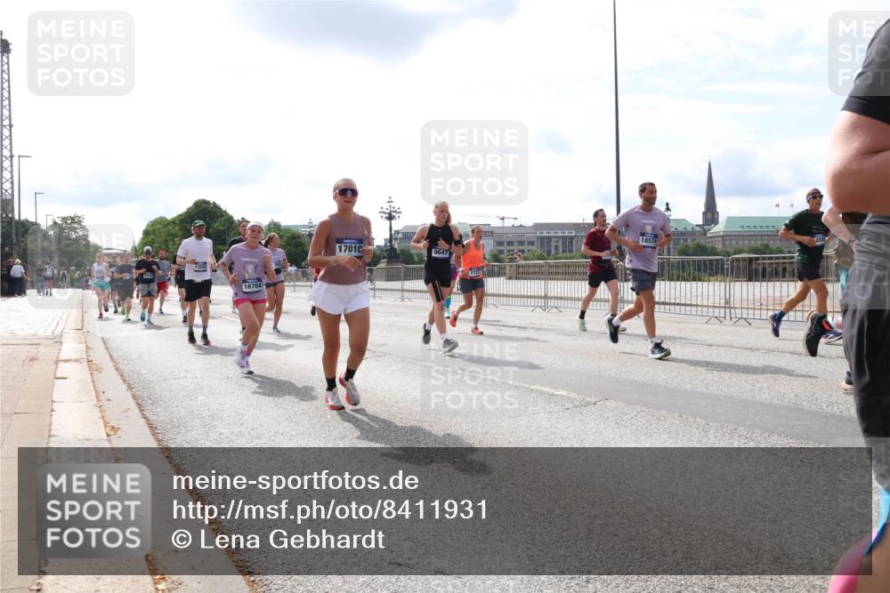 29.06.2025 - hella hamburg halbmarathon Lena Gebhardt http://msf.ph/oto/8411931 29.06.2025 10:17:11 Lombardsbrücke 16704, 17010, 9647, 18571, 1083, 1117, 1137, 1240, 1298, 1331, 1348, 1356, 1403, 1477, 1553, 1602, 2225, 2305, 2860, 2908, 3088, 3210, 3450, 3464, 3466, 3622, 3802, 3803, 4194, 4852, 5023, 5390, 5929, 5930, 5995, 6126, 6128, 6328, 6520, 6522, 6742, 6941, 6948, 7011, 7114, 7115, 7257, 7345, 7360, 7376, 7410, 7445, 7647, 7924, 7928, 7945, 8210, 8253, 8263, 8309, 8351, 8433, 8513, 8558, 8619, 8895, 8983, 9091, 9152, 9208, 9259, 9332, 9492 meine-sportfotos.de