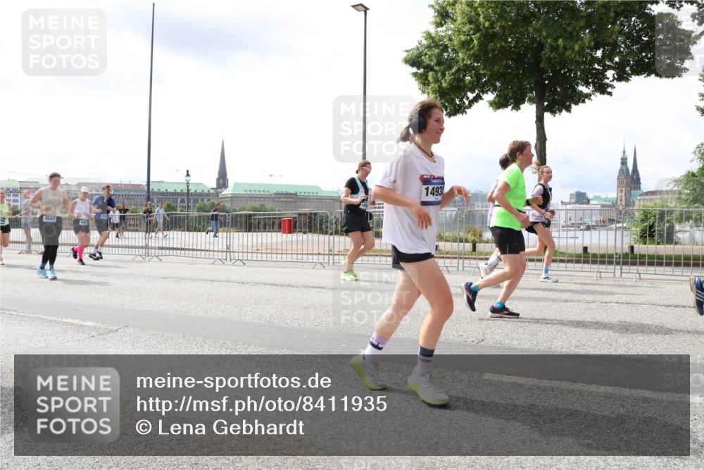29.06.2025 - hella hamburg halbmarathon Lena Gebhardt http://msf.ph/oto/8411935 29.06.2025 10:41:54 Lombardsbrücke 4541, 1493, 1039, 1314, 1509, 1536, 1623, 1648, 1712, 1752, 2145, 2153, 2258, 2523, 2974, 3276, 3326, 3344, 3459, 3460, 3568, 3623, 4329, 4415, 4541, 4610, 4735, 4736, 4787, 4885, 5432, 5671, 6136, 6137, 6153, 6320, 6430, 6436, 6450, 6618, 6837, 6846, 7022, 7023, 7477, 7955, 7968, 8004, 8162, 8163, 8300, 8301, 8443, 8848, 8897, 8908, 9008, 9223, 9467, 9588, 10027, 10348, 10483, 10623, 11011, 11166 meine-sportfotos.de