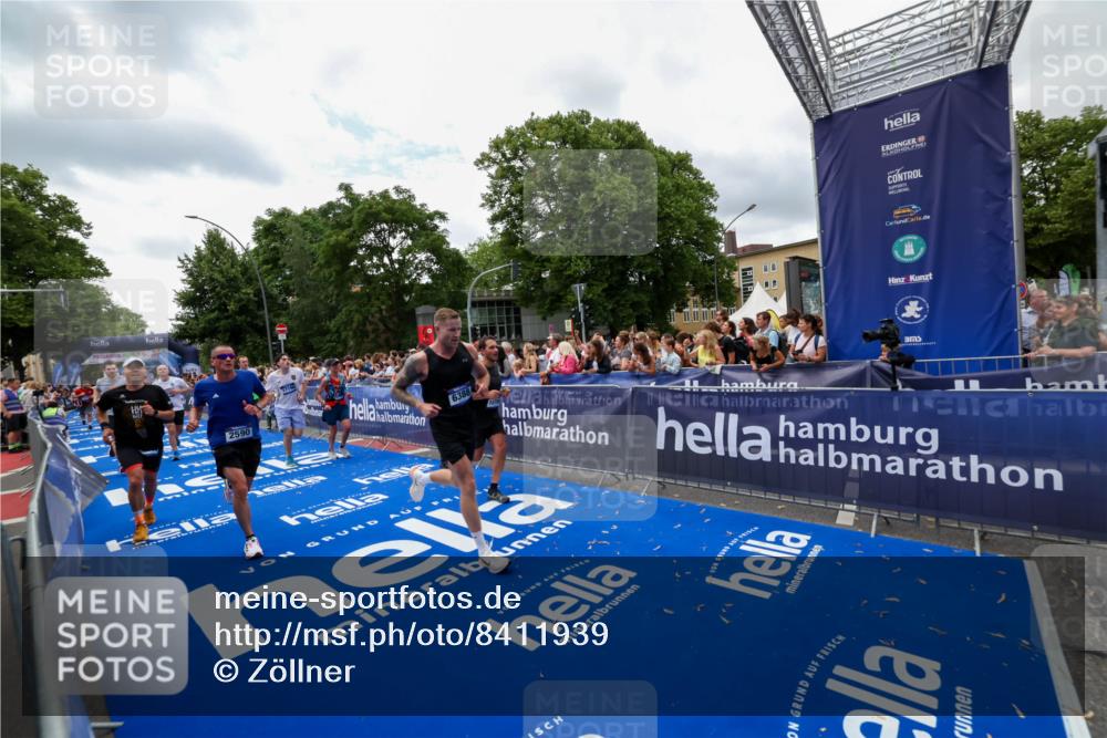 29.06.2025 - hella hamburg halbmarathon Zöllner http://msf.ph/oto/8411939 29.06.2025 10:46:20 Ziel 1569, 1600, 2048, 2590, 3056, 4949, 6388, 6691, 8142, 9497, 10796, 11094, 14200, 14262, 17190, 18118, 18797 meine-sportfotos.de