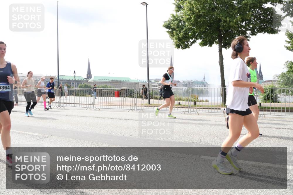 29.06.2025 - hella hamburg halbmarathon Lena Gebhardt http://msf.ph/oto/8412003 29.06.2025 10:41:54 Lombardsbrücke 6364, 1039, 1314, 1509, 1536, 1623, 1648, 1712, 1752, 2145, 2153, 2258, 2523, 2974, 3276, 3326, 3344, 3459, 3460, 3568, 3623, 4329, 4415, 4541, 4610, 4735, 4736, 4787, 4885, 5432, 5671, 6136, 6137, 6153, 6320, 6430, 6436, 6450, 6618, 6837, 6846, 7022, 7023, 7477, 7955, 7968, 8004, 8162, 8163, 8300, 8301, 8443, 8848, 8897, 8908, 9008, 9223, 9467, 9588, 10027, 10348, 10483, 10623, 11011, 11166 meine-sportfotos.de