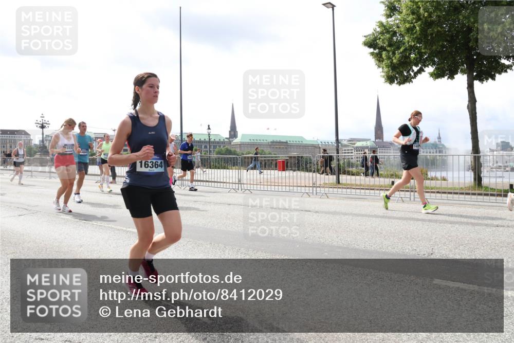 29.06.2025 - hella hamburg halbmarathon Lena Gebhardt http://msf.ph/oto/8412029 29.06.2025 10:41:54 Lombardsbrücke 2233, 14043, 16364, 1039, 1314, 1509, 1536, 1623, 1648, 1712, 1752, 2145, 2153, 2258, 2523, 2974, 3276, 3326, 3344, 3459, 3460, 3568, 3623, 4329, 4415, 4541, 4610, 4735, 4736, 4787, 4885, 5432, 5671, 6136, 6137, 6153, 6320, 6430, 6436, 6450, 6618, 6837, 6846, 7022, 7023, 7477, 7955, 7968, 8004, 8162, 8163, 8300, 8301, 8443, 8848, 8897, 8908, 9008, 9223, 9467, 9588, 10027, 10348, 10483, 10623, 11011, 11166 meine-sportfotos.de