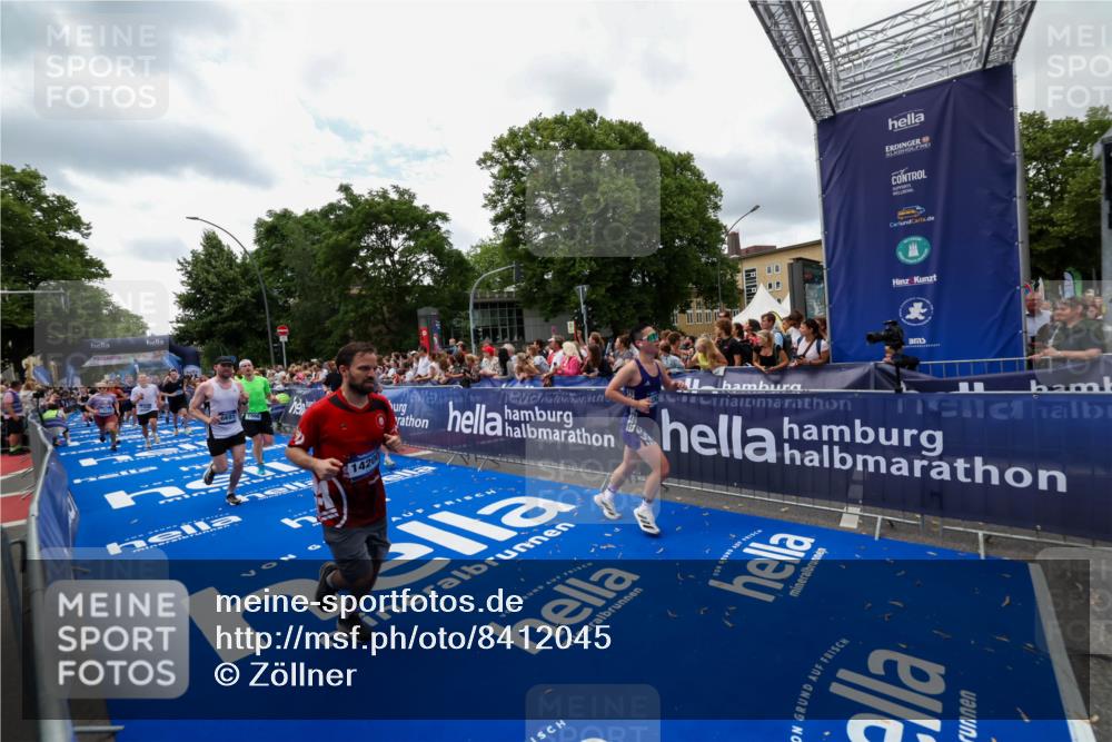 29.06.2025 - hella hamburg halbmarathon Zöllner http://msf.ph/oto/8412045 29.06.2025 10:46:26 Ziel 1600, 2222, 2842, 4237, 6421, 6691, 6978, 7335, 8142, 8981, 11185, 11773, 12171, 12651, 12891, 13698, 14045, 14200, 14228, 14262, 14482, 15157, 16127, 18118, 18211, 18637, 19209 meine-sportfotos.de