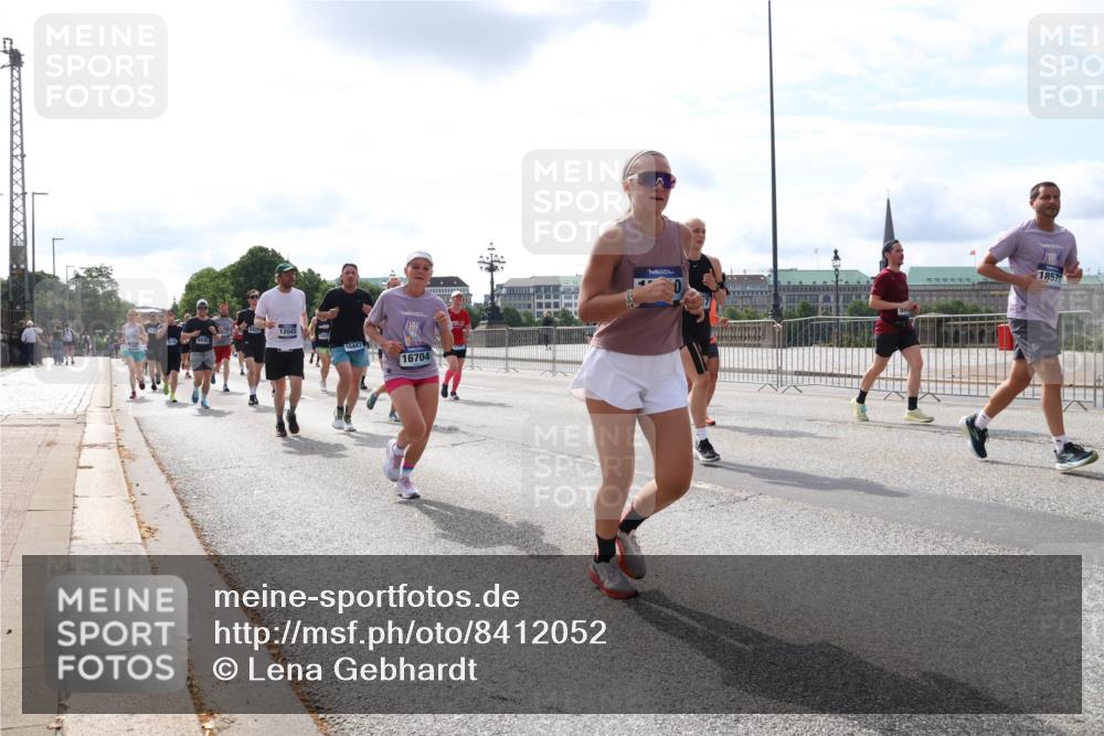 29.06.2025 - hella hamburg halbmarathon Lena Gebhardt http://msf.ph/oto/8412052 29.06.2025 10:17:12 Lombardsbrücke 5936, 12043, 16447, 16704, 18571, 1083, 1117, 1137, 1240, 1298, 1331, 1348, 1356, 1403, 1477, 1553, 1602, 2225, 2305, 2860, 2908, 3088, 3210, 3450, 3464, 3466, 3622, 3802, 3803, 4194, 4852, 5023, 5390, 5929, 5930, 5995, 6126, 6128, 6328, 6520, 6522, 6742, 6941, 6948, 7011, 7114, 7115, 7257, 7345, 7360, 7376, 7410, 7445, 7647, 7924, 7928, 7945, 8210, 8253, 8263, 8309, 8351, 8433, 8513, 8558, 8619, 8895, 8983, 9091, 9152, 9208, 9259, 9332, 9492 meine-sportfotos.de