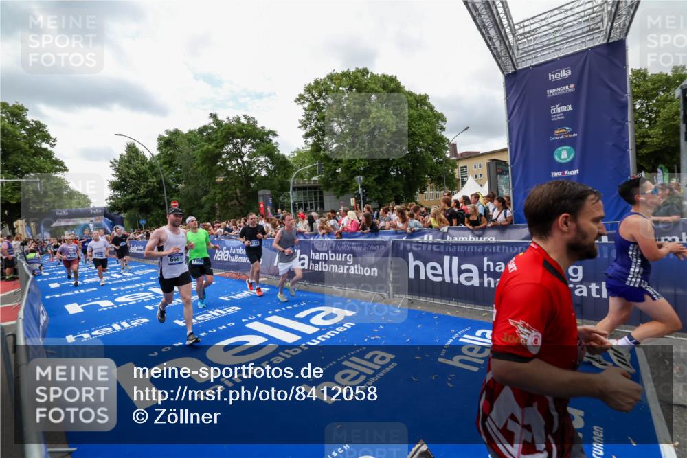 29.06.2025 - hella hamburg halbmarathon Zöllner http://msf.ph/oto/8412058 29.06.2025 10:46:27 Ziel 1600, 2222, 2842, 4237, 6421, 6691, 6978, 7335, 8142, 8981, 9786, 11185, 11773, 12171, 12651, 12891, 13698, 14045, 14200, 14228, 14262, 14482, 15157, 16127, 18118, 18211, 18637, 19209 meine-sportfotos.de