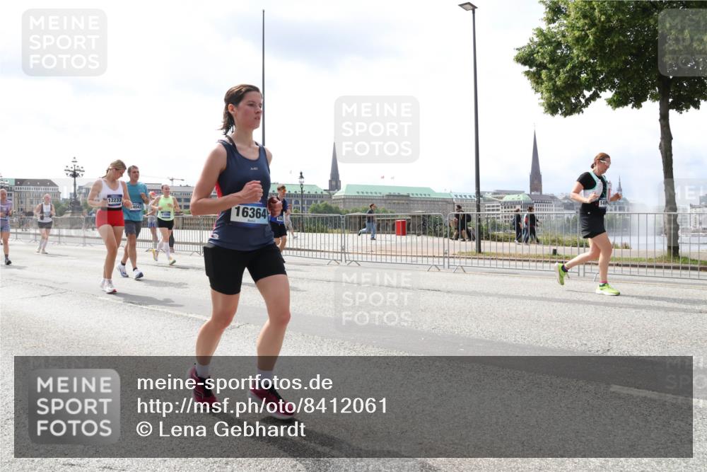 29.06.2025 - hella hamburg halbmarathon Lena Gebhardt http://msf.ph/oto/8412061 29.06.2025 10:41:54 Lombardsbrücke 12233, 16364, 1039, 1314, 1509, 1536, 1623, 1648, 1712, 1752, 2145, 2153, 2258, 2523, 2974, 3276, 3326, 3344, 3459, 3460, 3568, 3623, 4329, 4415, 4541, 4610, 4735, 4736, 4787, 4885, 5432, 5671, 6136, 6137, 6153, 6320, 6430, 6436, 6450, 6618, 6837, 6846, 7022, 7023, 7477, 7955, 7968, 8004, 8162, 8163, 8300, 8301, 8443, 8848, 8897, 8908, 9008, 9223, 9467, 9588, 10027, 10348, 10483, 10623, 11011, 11166 meine-sportfotos.de