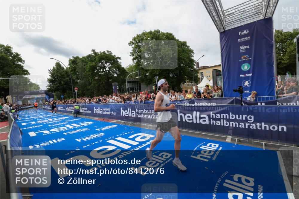 29.06.2025 - hella hamburg halbmarathon Zöllner http://msf.ph/oto/8412076 29.06.2025 10:22:59 Ziel 11624, 16548, 18328 meine-sportfotos.de