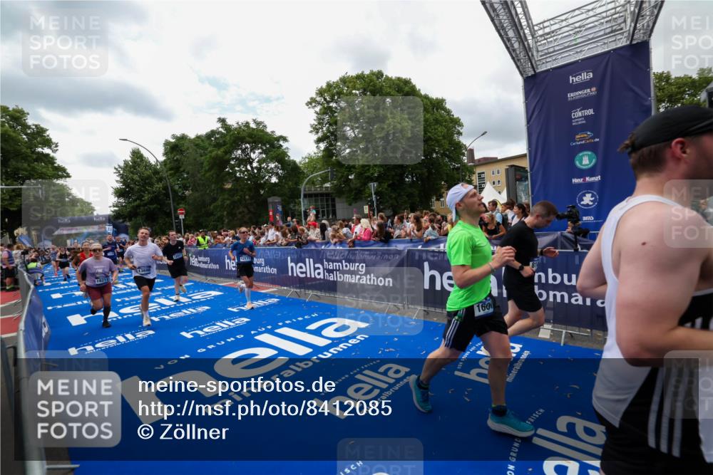 29.06.2025 - hella hamburg halbmarathon Zöllner http://msf.ph/oto/8412085 29.06.2025 10:46:28 Ziel 1600, 2222, 2842, 4237, 6421, 6691, 6978, 7335, 8142, 8981, 9786, 11185, 11773, 12171, 12651, 12891, 13698, 14045, 14228, 14482, 15157, 16127, 18118, 18211, 18637, 19209 meine-sportfotos.de