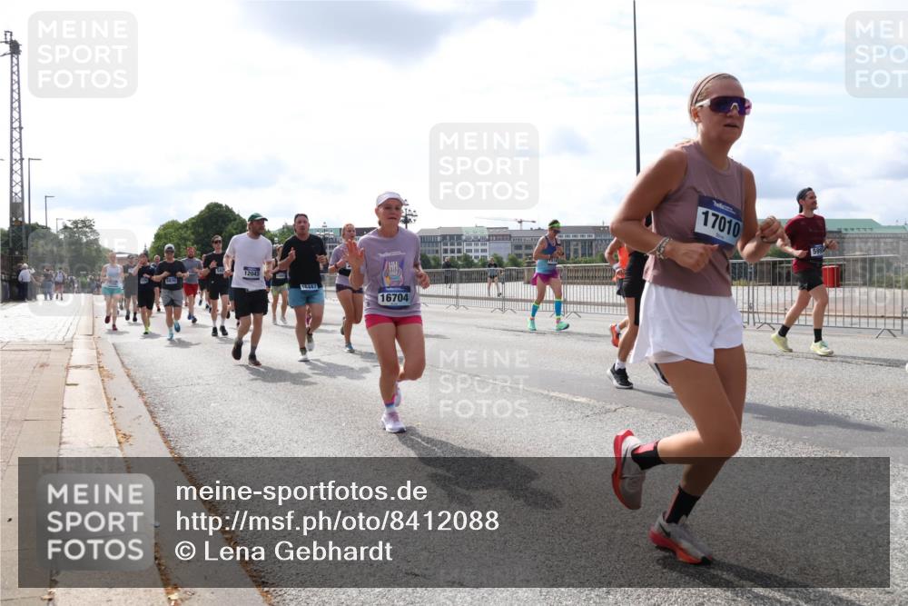 29.06.2025 - hella hamburg halbmarathon Lena Gebhardt http://msf.ph/oto/8412088 29.06.2025 10:17:12 Lombardsbrücke 12043, 16447, 16704, 17010, 1083, 1117, 1137, 1240, 1298, 1331, 1348, 1356, 1403, 1477, 1553, 1602, 2225, 2305, 2860, 2908, 3088, 3210, 3450, 3464, 3466, 3622, 3802, 3803, 4194, 4852, 5023, 5390, 5929, 5930, 5995, 6126, 6128, 6328, 6520, 6522, 6742, 6941, 6948, 7011, 7114, 7115, 7257, 7345, 7360, 7376, 7410, 7445, 7647, 7924, 7928, 7945, 8210, 8253, 8263, 8309, 8351, 8433, 8513, 8558, 8619, 8895, 8983, 9091, 9152, 9208, 9259, 9332, 9492 meine-sportfotos.de
