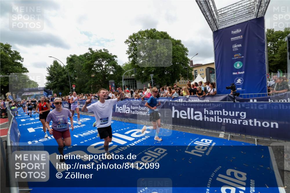 29.06.2025 - hella hamburg halbmarathon Zöllner http://msf.ph/oto/8412099 29.06.2025 10:46:29 Ziel 1600, 2222, 2842, 4237, 4497, 6421, 6978, 7335, 8142, 8981, 9386, 9786, 11185, 11773, 12171, 12651, 12891, 13698, 14045, 14228, 14482, 15157, 16127, 18211, 18637, 19209 meine-sportfotos.de