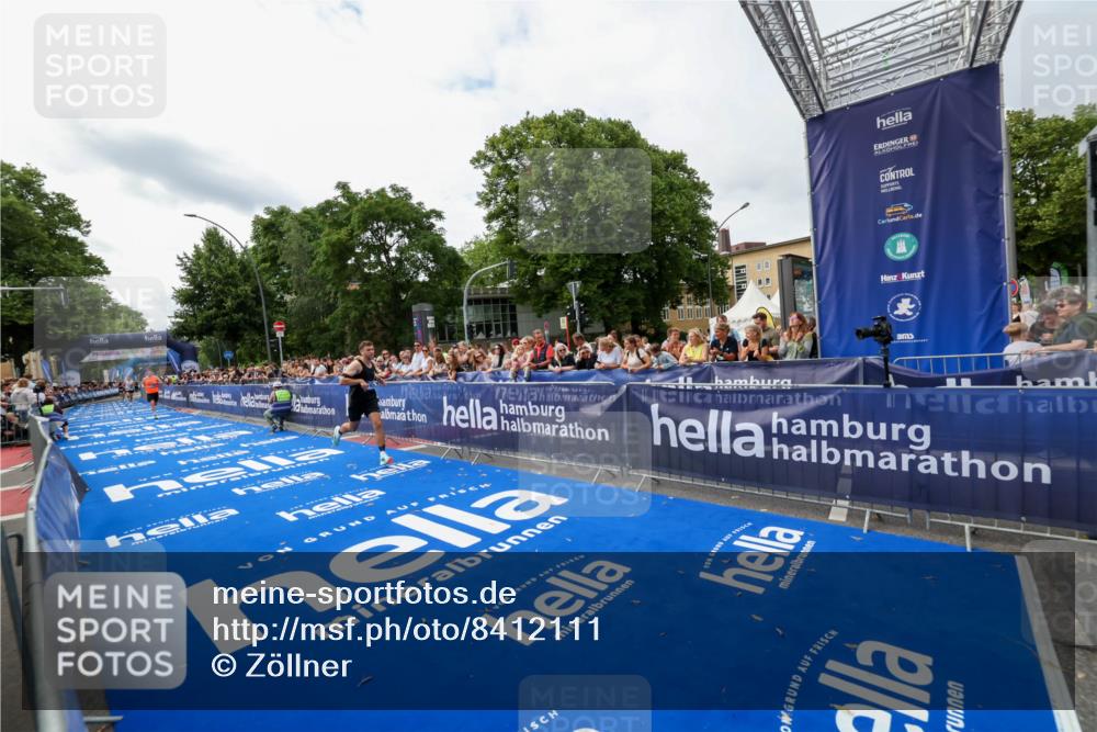 29.06.2025 - hella hamburg halbmarathon Zöllner http://msf.ph/oto/8412111 29.06.2025 10:23:01 Ziel 4128, 11624, 18328 meine-sportfotos.de