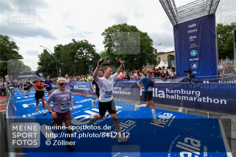 29.06.2025 - hella hamburg halbmarathon Zöllner http://msf.ph/oto/8412112 29.06.2025 10:46:29 Ziel 1600, 2222, 2842, 4237, 4497, 6421, 6978, 7335, 8142, 8981, 9386, 9786, 11185, 11773, 12171, 12651, 12891, 13698, 14045, 14228, 14482, 15157, 16127, 18211, 18637, 19209 meine-sportfotos.de