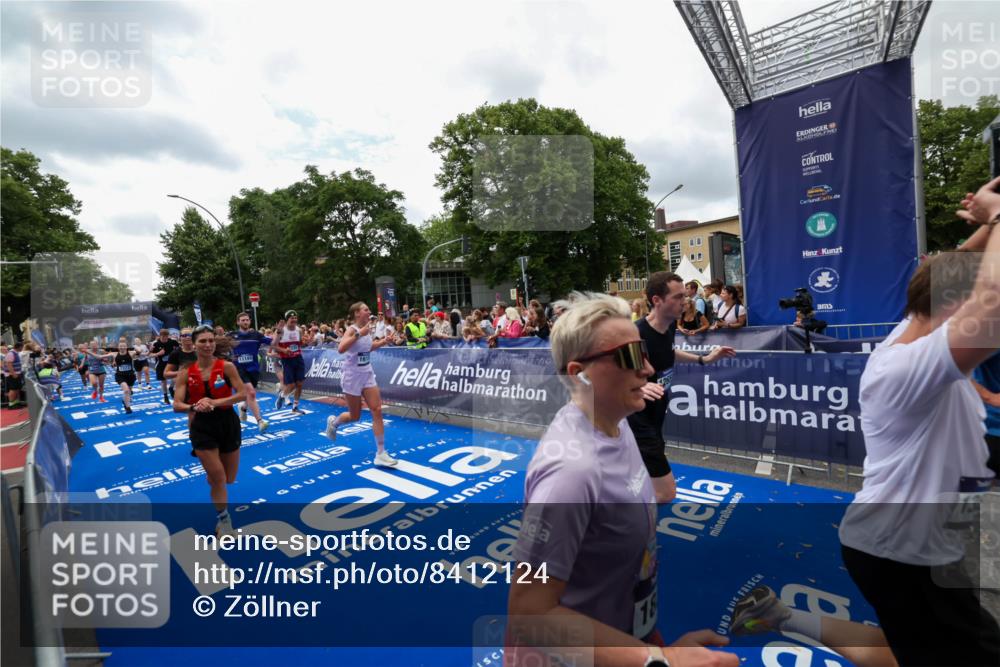 29.06.2025 - hella hamburg halbmarathon Zöllner http://msf.ph/oto/8412124 29.06.2025 10:46:30 Ziel 2222, 2842, 4237, 4497, 6421, 6978, 7335, 8482, 8981, 9232, 9386, 9786, 11185, 11773, 12171, 12651, 12891, 13698, 14045, 14228, 14482, 15157, 16127, 18211, 18637, 19209 meine-sportfotos.de