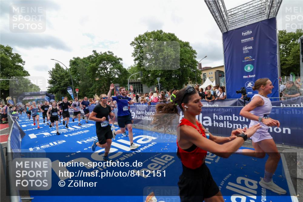 29.06.2025 - hella hamburg halbmarathon Zöllner http://msf.ph/oto/8412151 29.06.2025 10:46:31 Ziel 2222, 2842, 4237, 4497, 6421, 6978, 7335, 8482, 8981, 9232, 9386, 9529, 9786, 11185, 11773, 12891, 14045, 14228, 14482, 15157, 16127, 17281, 17461, 18637, 19209 meine-sportfotos.de