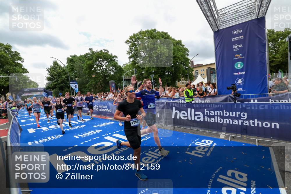 29.06.2025 - hella hamburg halbmarathon Zöllner http://msf.ph/oto/8412159 29.06.2025 10:46:31 Ziel 2222, 2842, 4237, 4497, 6421, 6978, 7335, 8482, 8981, 9232, 9386, 9529, 9786, 11185, 11773, 12891, 14045, 14228, 14482, 15157, 16127, 17281, 17461, 18637, 19209 meine-sportfotos.de