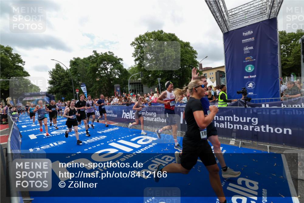 29.06.2025 - hella hamburg halbmarathon Zöllner http://msf.ph/oto/8412166 29.06.2025 10:46:31 Ziel 2222, 2842, 4237, 4497, 6421, 6978, 7335, 8482, 8981, 9232, 9386, 9529, 9786, 11185, 11773, 12891, 14045, 14228, 14482, 15157, 16127, 17281, 17461, 18637, 19209 meine-sportfotos.de