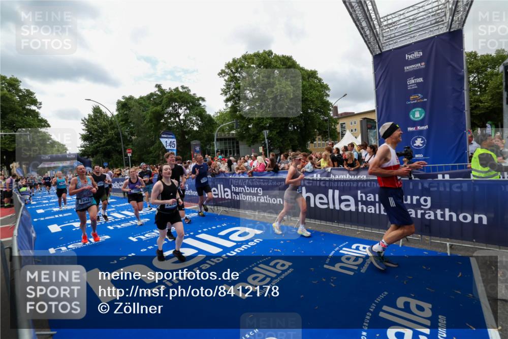 29.06.2025 - hella hamburg halbmarathon Zöllner http://msf.ph/oto/8412178 29.06.2025 10:46:32 Ziel 2222, 2842, 4237, 4497, 5459, 6421, 6978, 7335, 8482, 8981, 9232, 9386, 9529, 9786, 11185, 11773, 12891, 14045, 14228, 14482, 15157, 17281, 17461, 18637, 18882, 19209 meine-sportfotos.de
