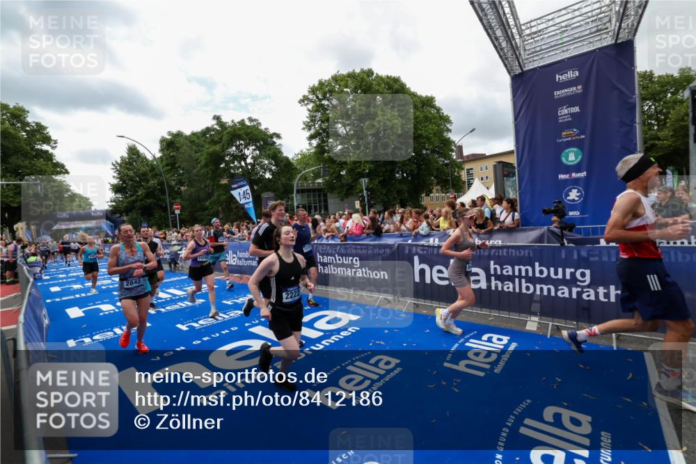 29.06.2025 - hella hamburg halbmarathon Zöllner http://msf.ph/oto/8412186 29.06.2025 10:46:32 Ziel 2222, 2842, 4237, 4497, 5459, 6421, 6978, 7335, 8482, 8981, 9232, 9386, 9529, 9786, 11185, 11773, 12891, 14045, 14228, 14482, 15157, 17281, 17461, 18637, 18882, 19209 meine-sportfotos.de