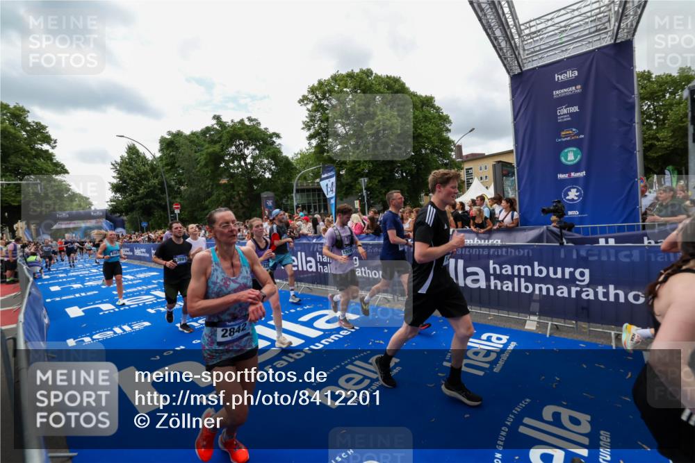 29.06.2025 - hella hamburg halbmarathon Zöllner http://msf.ph/oto/8412201 29.06.2025 10:46:33 Ziel 2222, 2842, 4237, 4497, 5459, 6421, 6978, 8482, 8981, 9232, 9386, 9529, 9786, 12891, 14045, 14228, 14482, 15157, 15206, 17281, 17461, 18882, 19209 meine-sportfotos.de