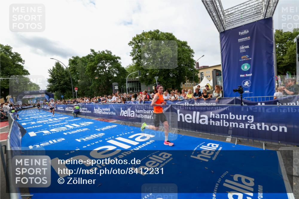 29.06.2025 - hella hamburg halbmarathon Zöllner http://msf.ph/oto/8412231 29.06.2025 10:23:05 Ziel 4128, 7862, 18328 meine-sportfotos.de