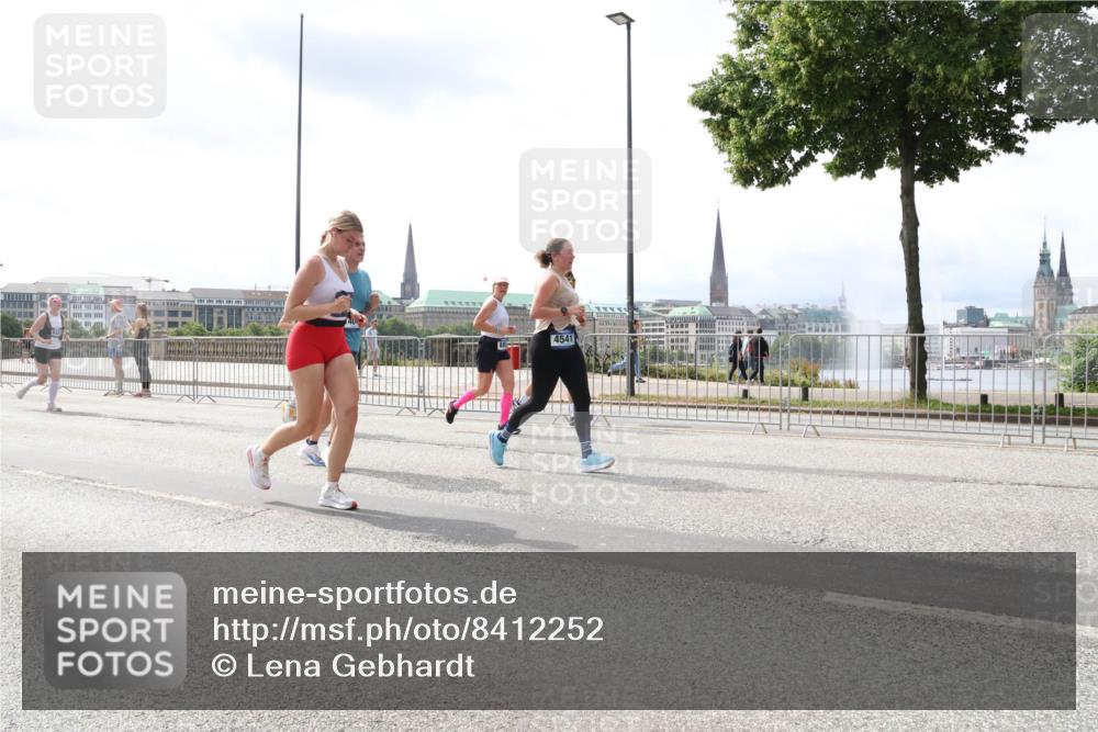 29.06.2025 - hella hamburg halbmarathon Lena Gebhardt http://msf.ph/oto/8412252 29.06.2025 10:41:56 Lombardsbrücke 4541, 1039, 1314, 1509, 1623, 1648, 1712, 1752, 2145, 2153, 2523, 2974, 3276, 3326, 3344, 3459, 3460, 3568, 4329, 4415, 4541, 4735, 4736, 4787, 4885, 5432, 5671, 6136, 6137, 6153, 6320, 6430, 6436, 6450, 6618, 6837, 6846, 6917, 7022, 7023, 7357, 7477, 7955, 7968, 8004, 8014, 8162, 8163, 8300, 8301, 8443, 8848, 8897, 8908, 9008, 9223, 9467, 9588, 10027, 10348, 10483, 10623, 11011, 11166 meine-sportfotos.de
