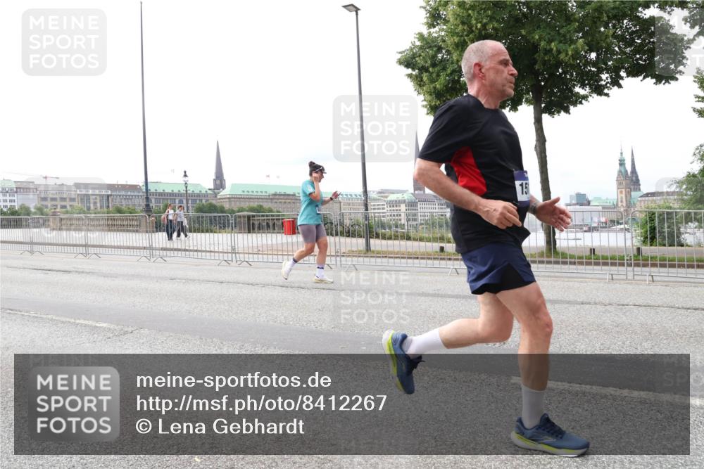 29.06.2025 - hella hamburg halbmarathon Lena Gebhardt http://msf.ph/oto/8412267 29.06.2025 10:25:35 Lombardsbrücke 15, 1093, 1305, 1479, 1481, 1627, 2278, 3343, 3765, 3920, 3961, 3963, 4378, 4797, 5028, 5564, 5814, 6663, 6869, 8083, 8881, 8962, 9811, 9927, 10104, 10845, 10846, 11157, 11596, 11662, 11699, 11921, 12074, 12505, 13510, 13653, 13842, 14086, 14223, 14936, 15016, 15119, 15283, 15679, 16289, 16354, 16381, 16421, 16422, 16927 meine-sportfotos.de