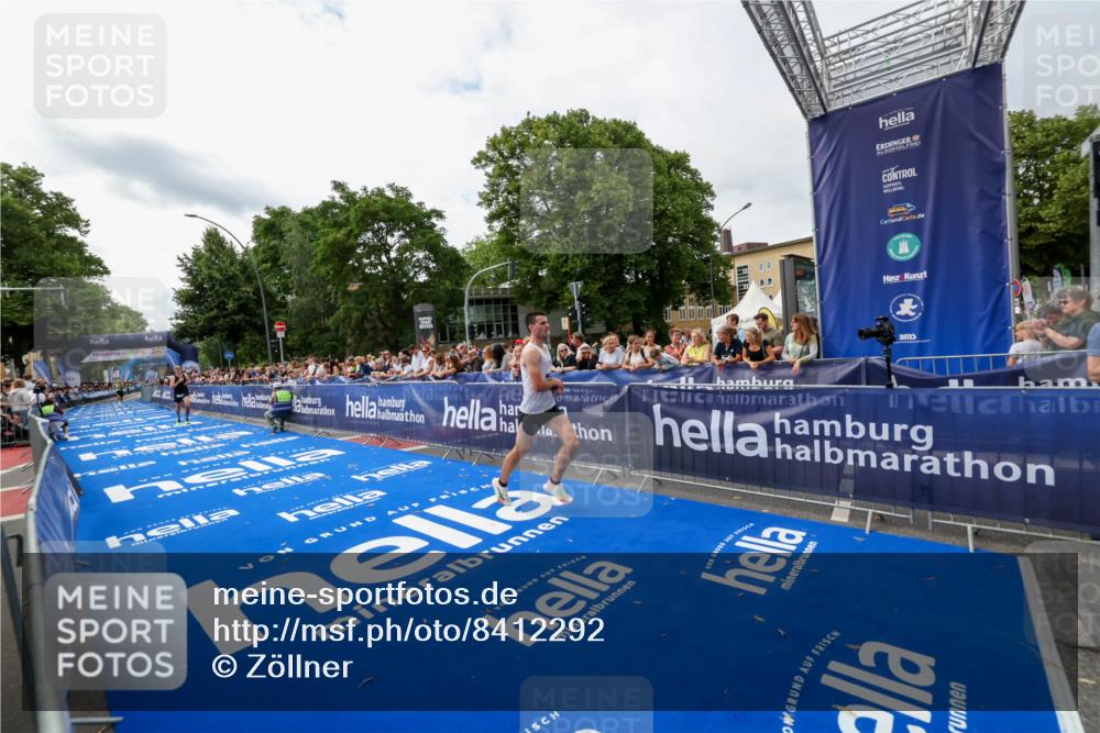 29.06.2025 - hella hamburg halbmarathon Zöllner http://msf.ph/oto/8412292 29.06.2025 10:23:08 Ziel 4128, 7862, 18930 meine-sportfotos.de
