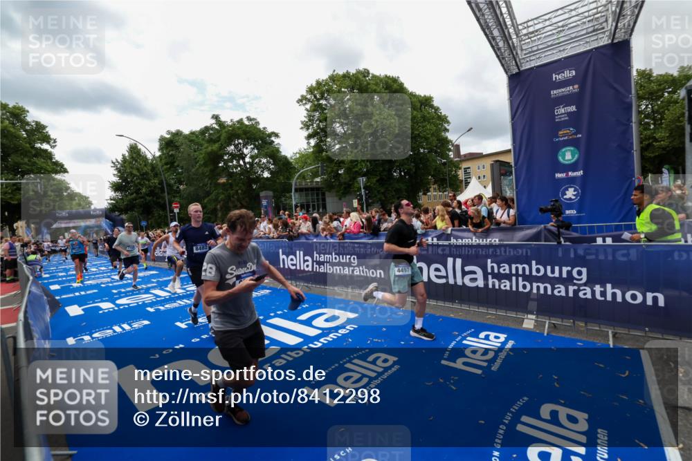 29.06.2025 - hella hamburg halbmarathon Zöllner http://msf.ph/oto/8412298 29.06.2025 10:46:37 Ziel 4497, 5459, 8482, 9051, 9232, 9386, 9529, 13525, 13554, 15026, 15133, 15206, 17281, 17461, 18882 meine-sportfotos.de