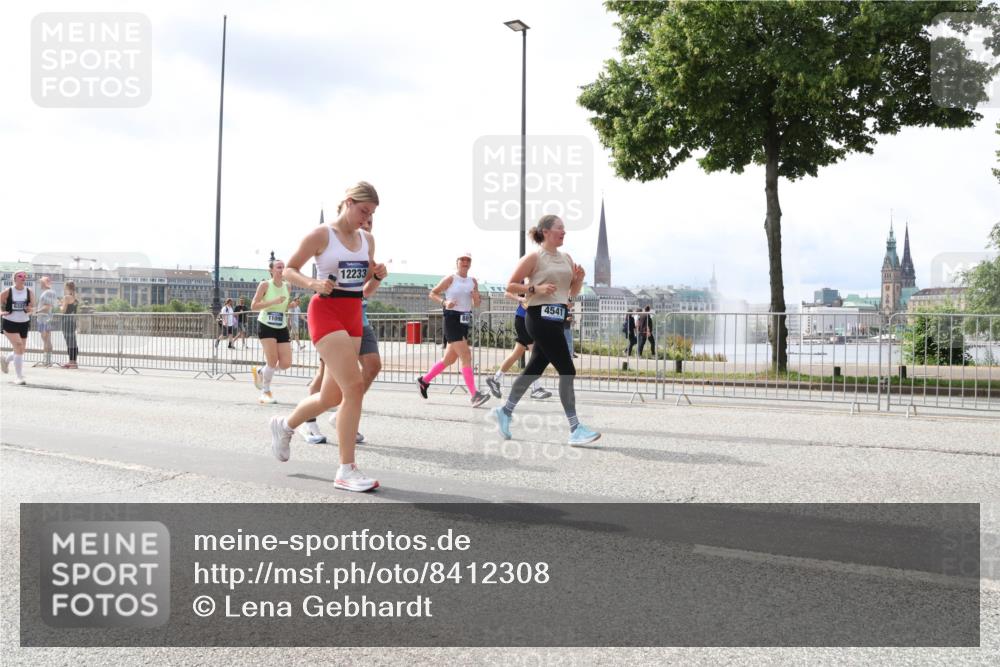 29.06.2025 - hella hamburg halbmarathon Lena Gebhardt http://msf.ph/oto/8412308 29.06.2025 10:41:56 Lombardsbrücke 11098, 12233, 4541, 1039, 1314, 1509, 1623, 1648, 1712, 1752, 2145, 2153, 2523, 2974, 3276, 3326, 3344, 3459, 3460, 3568, 4329, 4415, 4541, 4735, 4736, 4787, 4885, 5432, 5671, 6136, 6137, 6153, 6320, 6430, 6436, 6450, 6618, 6837, 6846, 6917, 7022, 7023, 7357, 7477, 7955, 7968, 8004, 8014, 8162, 8163, 8300, 8301, 8443, 8848, 8897, 8908, 9008, 9223, 9467, 9588, 10027, 10348, 10483, 10623, 11011, 11166 meine-sportfotos.de
