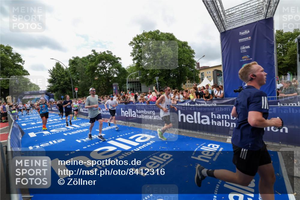 29.06.2025 - hella hamburg halbmarathon Zöllner http://msf.ph/oto/8412316 29.06.2025 10:46:39 Ziel 1920, 1942, 5459, 8482, 9051, 9232, 9529, 13525, 13554, 15026, 15133, 15206, 15714, 17281, 17461, 18297, 18882 meine-sportfotos.de