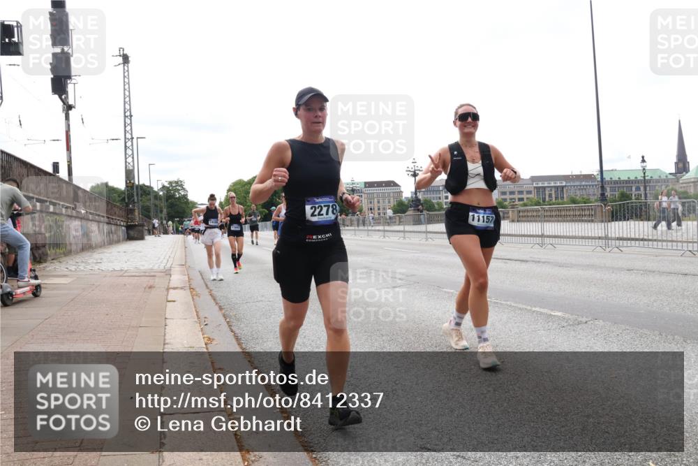 29.06.2025 - hella hamburg halbmarathon Lena Gebhardt http://msf.ph/oto/8412337 29.06.2025 10:25:36 Lombardsbrücke 14086, 11662, 2278, 11157, 1093, 1305, 1479, 1481, 1627, 2278, 3343, 3765, 3920, 3961, 3963, 4378, 4797, 5028, 5564, 5814, 6663, 6869, 8881, 8962, 9811, 9927, 10104, 10845, 10846, 11157, 11596, 11662, 11699, 11921, 12074, 12505, 12838, 13510, 13653, 13842, 14086, 14223, 14936, 15016, 15119, 15283, 15679, 16289, 16354, 16381, 16421, 16422, 16927 meine-sportfotos.de