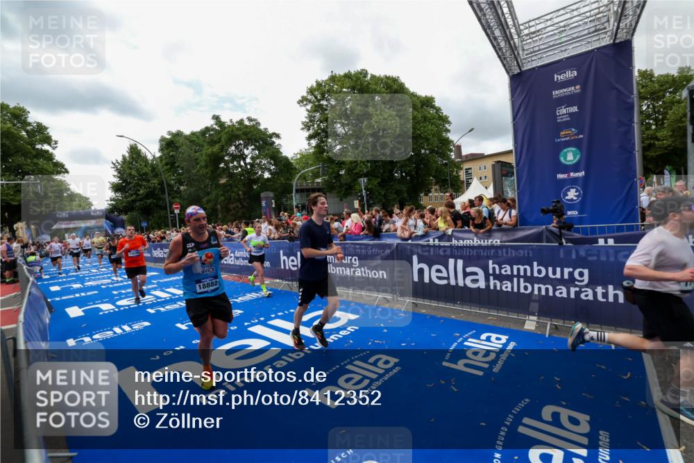 29.06.2025 - hella hamburg halbmarathon Zöllner http://msf.ph/oto/8412352 29.06.2025 10:46:40 Ziel 1920, 1942, 5459, 9051, 9529, 13525, 13554, 15026, 15133, 15206, 15714, 17281, 17461, 18297, 18882 meine-sportfotos.de
