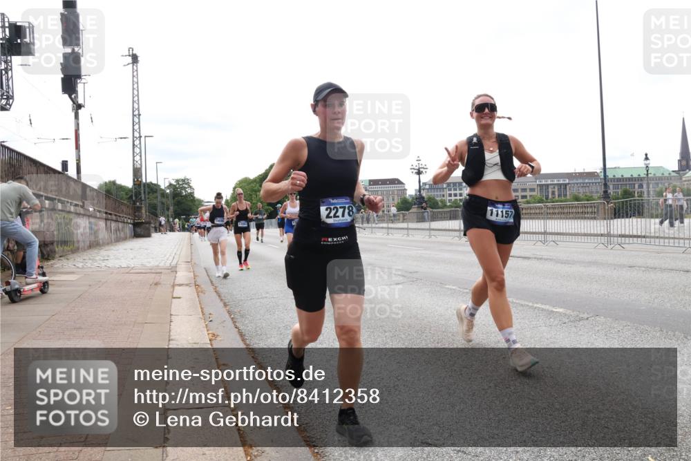 29.06.2025 - hella hamburg halbmarathon Lena Gebhardt http://msf.ph/oto/8412358 29.06.2025 10:25:36 Lombardsbrücke 14086, 11662, 2278, 11157, 1093, 1305, 1479, 1481, 1627, 2278, 3343, 3765, 3920, 3961, 3963, 4378, 4797, 5028, 5564, 5814, 6663, 6869, 8881, 8962, 9811, 9927, 10104, 10845, 10846, 11157, 11596, 11662, 11699, 11921, 12074, 12505, 12838, 13510, 13653, 13842, 14086, 14223, 14936, 15016, 15119, 15283, 15679, 16289, 16354, 16381, 16421, 16422, 16927 meine-sportfotos.de