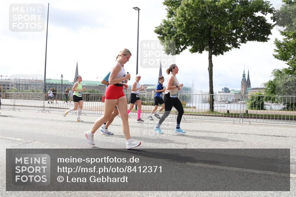 29.06.2025 - hella hamburg halbmarathon Lena Gebhardt http://msf.ph/oto/8412371 29.06.2025 10:41:56 Lombardsbrücke 4541, 1039, 1314, 1509, 1623, 1648, 1712, 1752, 2145, 2153, 2523, 2974, 3276, 3326, 3344, 3459, 3460, 3568, 4329, 4415, 4541, 4735, 4736, 4787, 4885, 5432, 5671, 6136, 6137, 6153, 6320, 6430, 6436, 6450, 6618, 6837, 6846, 6917, 7022, 7023, 7357, 7477, 7955, 7968, 8004, 8014, 8162, 8163, 8300, 8301, 8443, 8848, 8897, 8908, 9008, 9223, 9467, 9588, 10027, 10348, 10483, 10623, 11011, 11166 meine-sportfotos.de