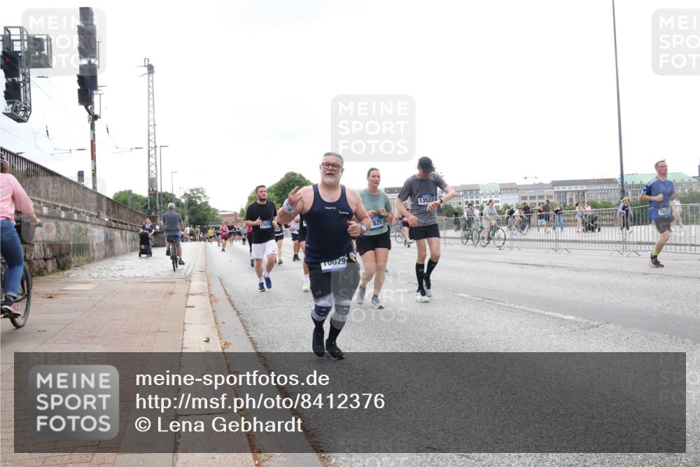 29.06.2025 - hella hamburg halbmarathon Lena Gebhardt http://msf.ph/oto/8412376 29.06.2025 10:51:14 Lombardsbrücke 17079, 825, 13522, 029, 1129, 1203, 1208, 1404, 1478, 1617, 1997, 2200, 2202, 2308, 2358, 2380, 2484, 2485, 2859, 3229, 3934, 4156, 4652, 4713, 4771, 4808, 4848, 4878, 4920, 5286, 5289, 5357, 5394, 5530, 6091, 6178, 6961, 7012, 7141, 7769, 7770, 7771, 7825, 7871, 7992, 8040, 8200, 8410, 8672, 8779, 8986, 9166, 9167, 9582, 9583, 9763, 10029, 10552, 10614, 10636, 11034, 11052, 11252, 11268, 11575, 11577, 14534 meine-sportfotos.de