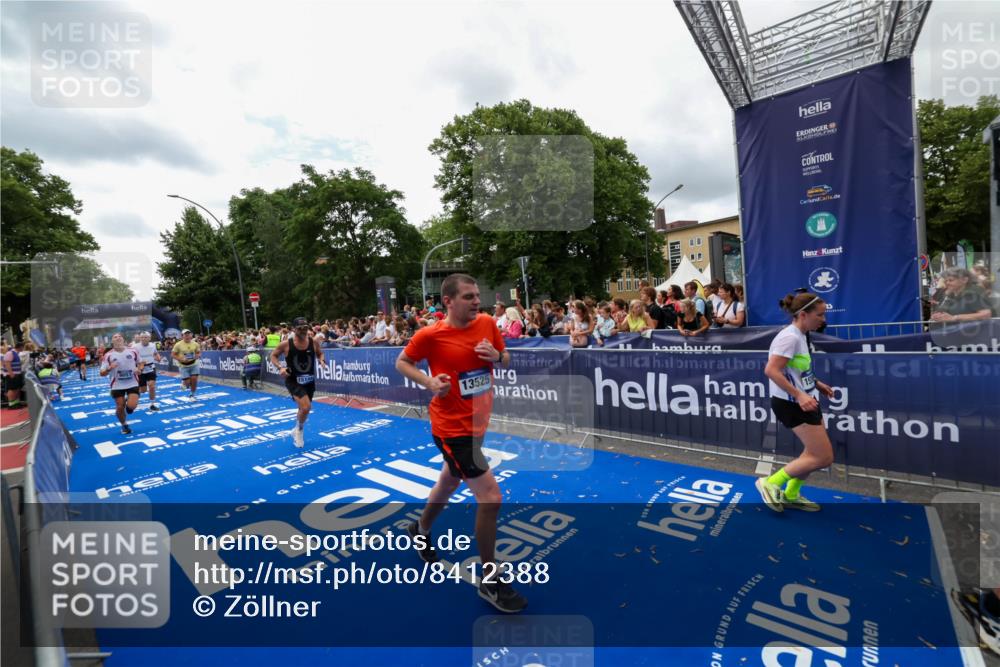 29.06.2025 - hella hamburg halbmarathon Zöllner http://msf.ph/oto/8412388 29.06.2025 10:46:42 Ziel 1920, 1942, 9051, 13525, 13554, 15026, 15133, 15206, 15714, 16175, 17865, 18297, 19128 meine-sportfotos.de