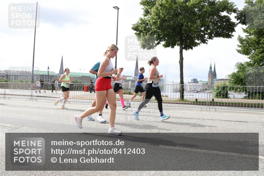 29.06.2025 - hella hamburg halbmarathon Lena Gebhardt http://msf.ph/oto/8412403 29.06.2025 10:41:56 Lombardsbrücke 4541, 1039, 1314, 1509, 1623, 1648, 1712, 1752, 2145, 2153, 2523, 2974, 3276, 3326, 3344, 3459, 3460, 3568, 4329, 4415, 4541, 4735, 4736, 4787, 4885, 5432, 5671, 6136, 6137, 6153, 6320, 6430, 6436, 6450, 6618, 6837, 6846, 6917, 7022, 7023, 7357, 7477, 7955, 7968, 8004, 8014, 8162, 8163, 8300, 8301, 8443, 8848, 8897, 8908, 9008, 9223, 9467, 9588, 10027, 10348, 10483, 10623, 11011, 11166 meine-sportfotos.de