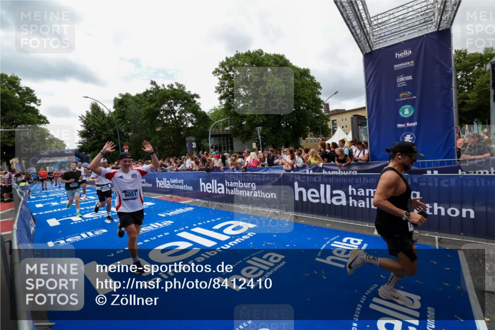 29.06.2025 - hella hamburg halbmarathon Zöllner http://msf.ph/oto/8412410 29.06.2025 10:46:44 Ziel 1920, 1942, 3976, 6630, 9051, 13554, 15026, 15133, 15714, 16175, 17743, 17865, 18297, 19128 meine-sportfotos.de