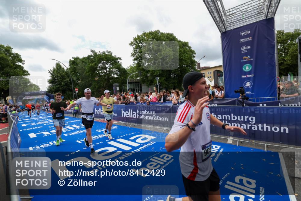 29.06.2025 - hella hamburg halbmarathon Zöllner http://msf.ph/oto/8412429 29.06.2025 10:46:44 Ziel 1920, 1942, 3976, 6630, 9051, 13554, 15026, 15133, 15714, 16175, 17743, 17865, 18297, 19128 meine-sportfotos.de