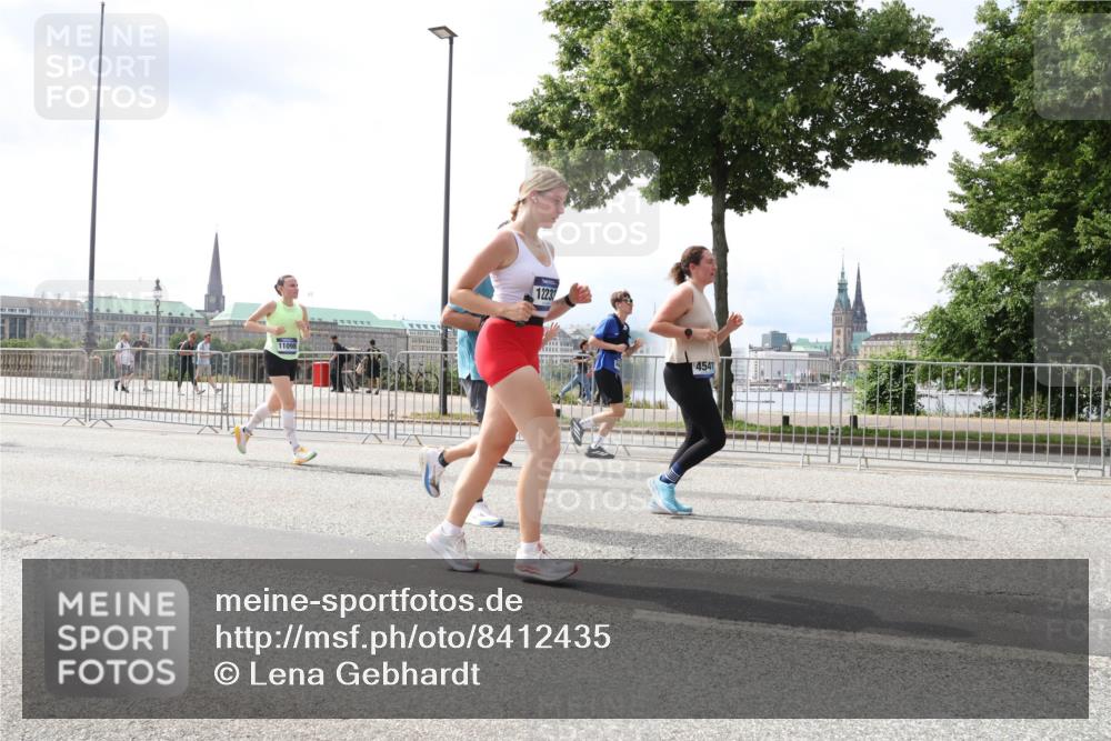 29.06.2025 - hella hamburg halbmarathon Lena Gebhardt http://msf.ph/oto/8412435 29.06.2025 10:41:57 Lombardsbrücke 11098, 12239, 4541, 1039, 1314, 1509, 1623, 1648, 1712, 1752, 2145, 2153, 2523, 2974, 3276, 3326, 3344, 3459, 3460, 3568, 4329, 4415, 4541, 4735, 4736, 4787, 4885, 5432, 5671, 6136, 6137, 6153, 6320, 6430, 6436, 6450, 6618, 6837, 6846, 6917, 7357, 7477, 7955, 7968, 8004, 8014, 8162, 8163, 8300, 8301, 8443, 8848, 8897, 8908, 9008, 9223, 9467, 9588, 10027, 10348, 10623, 11011, 11166 meine-sportfotos.de