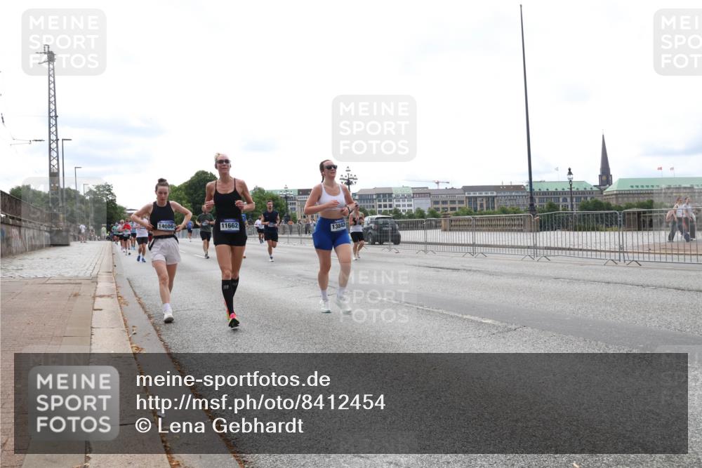29.06.2025 - hella hamburg halbmarathon Lena Gebhardt http://msf.ph/oto/8412454 29.06.2025 10:25:39 Lombardsbrücke 14086, 11662, 13842, 1093, 1305, 1479, 1481, 1627, 2278, 3343, 3765, 3961, 3963, 4378, 4797, 5028, 5497, 5564, 5814, 6663, 6869, 8881, 8962, 9811, 9927, 10104, 10219, 10845, 10846, 11157, 11596, 11662, 11699, 11828, 12074, 12505, 12838, 13510, 13653, 13842, 14086, 14223, 14936, 15016, 15119, 15283, 16289, 16354, 16381, 16421, 16422, 16927, 17369 meine-sportfotos.de