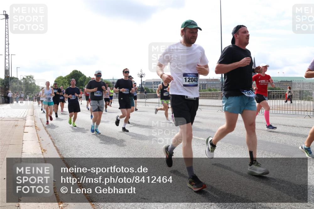 29.06.2025 - hella hamburg halbmarathon Lena Gebhardt http://msf.ph/oto/8412464 29.06.2025 10:17:15 Lombardsbrücke 1356, 2100, 5930, 14950, 12043, 1083, 1117, 1137, 1240, 1298, 1331, 1348, 1356, 1403, 1477, 1553, 1602, 2225, 2305, 2860, 2908, 3210, 3450, 3464, 3466, 3622, 3802, 3803, 4194, 4852, 5023, 5390, 5929, 5930, 5995, 6126, 6128, 6328, 6520, 6522, 6948, 7011, 7114, 7115, 7257, 7291, 7345, 7360, 7376, 7410, 7445, 7566, 7647, 7844, 7924, 7928, 7945, 8210, 8253, 8263, 8309, 8351, 8433, 8513, 8558, 8895, 8983, 9091, 9152, 9208, 9259 meine-sportfotos.de