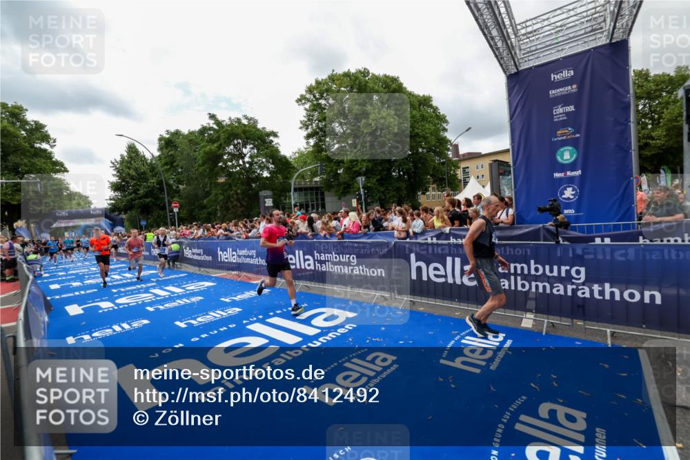 29.06.2025 - hella hamburg halbmarathon Zöllner http://msf.ph/oto/8412492 29.06.2025 10:46:47 Ziel 1920, 1942, 3976, 6630, 11858, 14541, 15714, 15900, 16175, 17353, 17669, 17743, 17865, 18297, 19128 meine-sportfotos.de