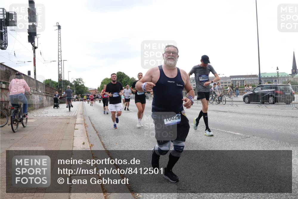 29.06.2025 - hella hamburg halbmarathon Lena Gebhardt http://msf.ph/oto/8412501 29.06.2025 10:51:15 Lombardsbrücke 1400, 17079, 16421, 13522, 29, 1129, 1203, 1208, 1404, 1478, 1617, 1997, 2200, 2202, 2308, 2358, 2380, 2484, 2485, 2859, 3934, 4156, 4652, 4713, 4771, 4808, 4848, 4878, 4920, 5286, 5289, 5357, 5394, 5530, 6091, 6178, 6945, 6961, 7012, 7141, 7769, 7770, 7771, 7825, 7841, 7871, 7992, 8040, 8200, 8410, 8672, 8779, 8986, 9166, 9167, 9582, 9583, 9763, 10029, 10552, 10614, 10636, 11034, 11052, 11252, 11268, 11575, 11577, 14534 meine-sportfotos.de