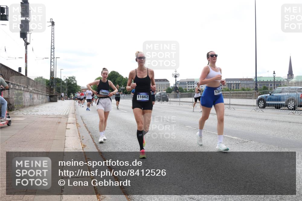 29.06.2025 - hella hamburg halbmarathon Lena Gebhardt http://msf.ph/oto/8412526 29.06.2025 10:25:40 Lombardsbrücke 14086, 11662, 1384, 1093, 1305, 1479, 1481, 1627, 2278, 3343, 3765, 3961, 3963, 4378, 4797, 5028, 5497, 5564, 5814, 6663, 6869, 8881, 8962, 9811, 9927, 10104, 10219, 10845, 10846, 11157, 11596, 11662, 11699, 11828, 12074, 12505, 12838, 13510, 13653, 13842, 14086, 14223, 14936, 15016, 15119, 15283, 16289, 16354, 16381, 16421, 16422, 16927, 17369 meine-sportfotos.de