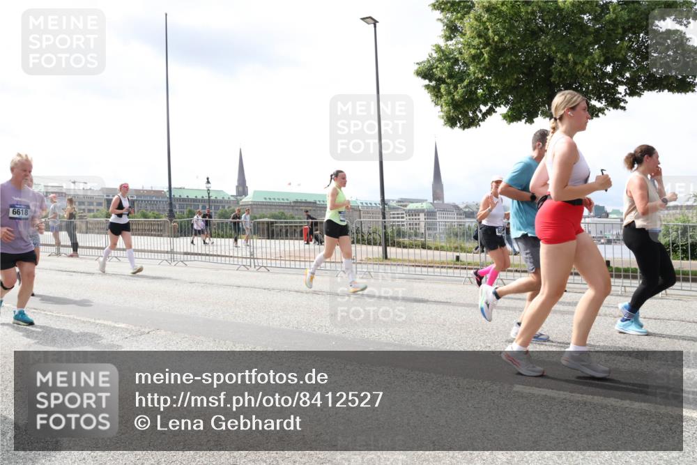 29.06.2025 - hella hamburg halbmarathon Lena Gebhardt http://msf.ph/oto/8412527 29.06.2025 10:41:57 Lombardsbrücke 6618, 1039, 1314, 1509, 1623, 1648, 1712, 1752, 2145, 2153, 2523, 2974, 3276, 3326, 3344, 3459, 3460, 3568, 4329, 4415, 4541, 4735, 4736, 4787, 4885, 5432, 5671, 6136, 6137, 6153, 6320, 6430, 6436, 6450, 6618, 6837, 6846, 6917, 7357, 7477, 7955, 7968, 8004, 8014, 8162, 8163, 8300, 8301, 8443, 8848, 8897, 8908, 9008, 9223, 9467, 9588, 10027, 10348, 10623, 11011, 11166 meine-sportfotos.de