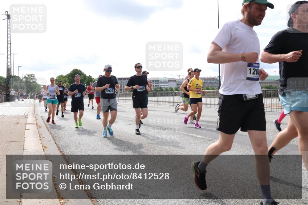 29.06.2025 - hella hamburg halbmarathon Lena Gebhardt http://msf.ph/oto/8412528 29.06.2025 10:17:15 Lombardsbrücke 5930, 1356, 12100, 5929, 120, 1083, 1117, 1137, 1240, 1298, 1331, 1348, 1356, 1403, 1477, 1553, 1602, 2225, 2305, 2860, 2908, 3210, 3450, 3464, 3466, 3622, 3802, 3803, 4194, 4852, 5023, 5390, 5929, 5930, 5995, 6126, 6128, 6328, 6520, 6522, 6948, 7011, 7114, 7115, 7257, 7291, 7345, 7360, 7376, 7410, 7445, 7566, 7647, 7844, 7924, 7928, 7945, 8210, 8253, 8263, 8309, 8351, 8433, 8513, 8558, 8895, 8983, 9091, 9152, 9208, 9259 meine-sportfotos.de
