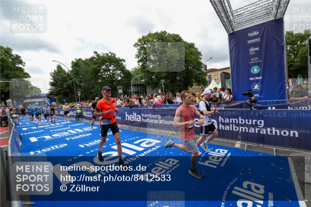 29.06.2025 - hella hamburg halbmarathon Zöllner http://msf.ph/oto/8412533 29.06.2025 10:46:50 Ziel 3976, 6630, 11858, 13940, 14541, 15900, 16175, 17353, 17492, 17669, 17743, 17865, 17892, 19128 meine-sportfotos.de